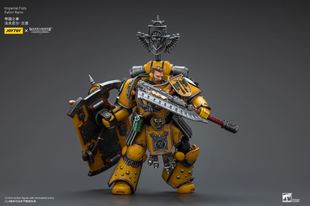 Imperial Fists Fafnir Lane/Legion Executor equipped with a power sword 1/18