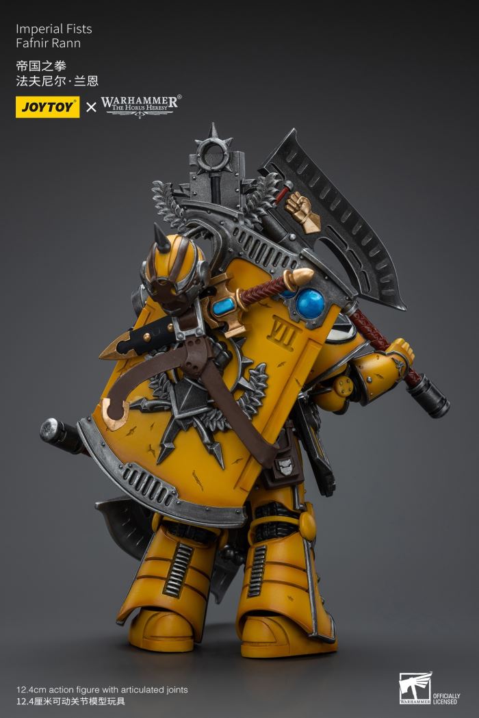Imperial Fists Fafnir Lane/Legion Executor equipped with a power sword 1/18