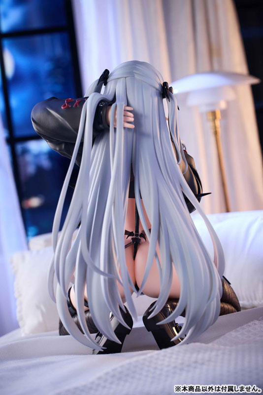 White-haired hoodie succubus Illustrated by Sora Naniiro 1/6