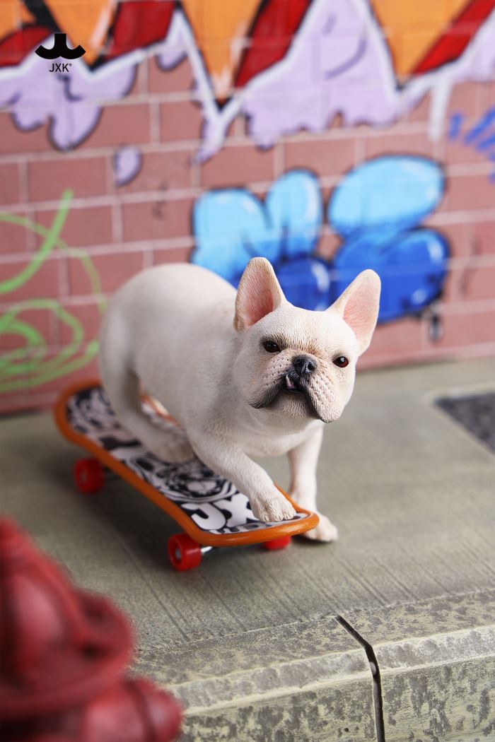 Skateboarding French Bulldog 1/6