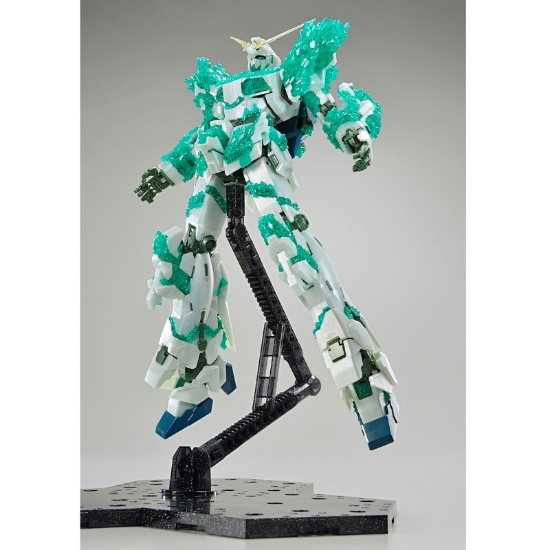 MG 1/100 UNICORN GUNDAM (LUMINOUS CRYSTAL BODY)