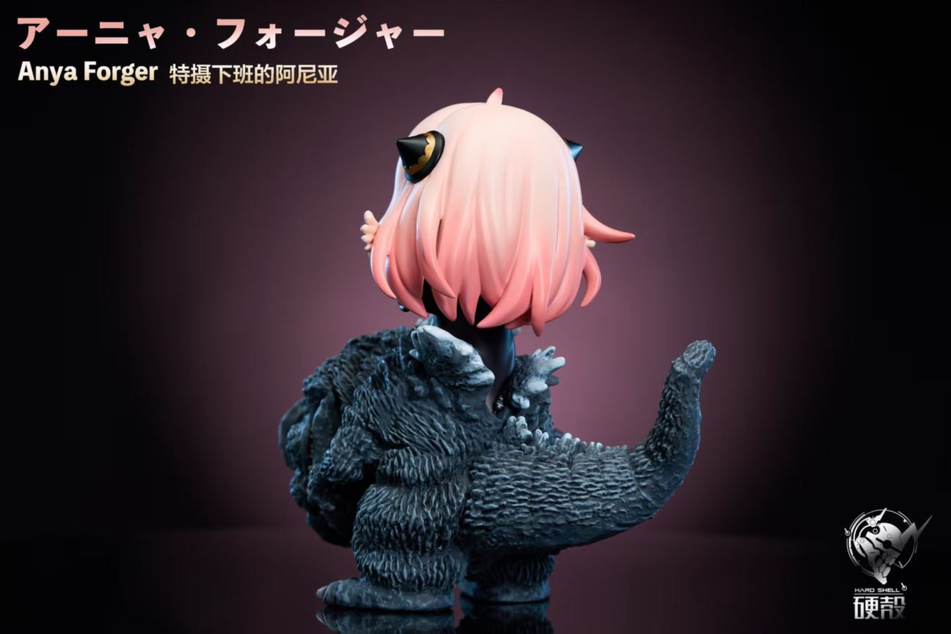 Anya & Pikachu cosplay Godzilla