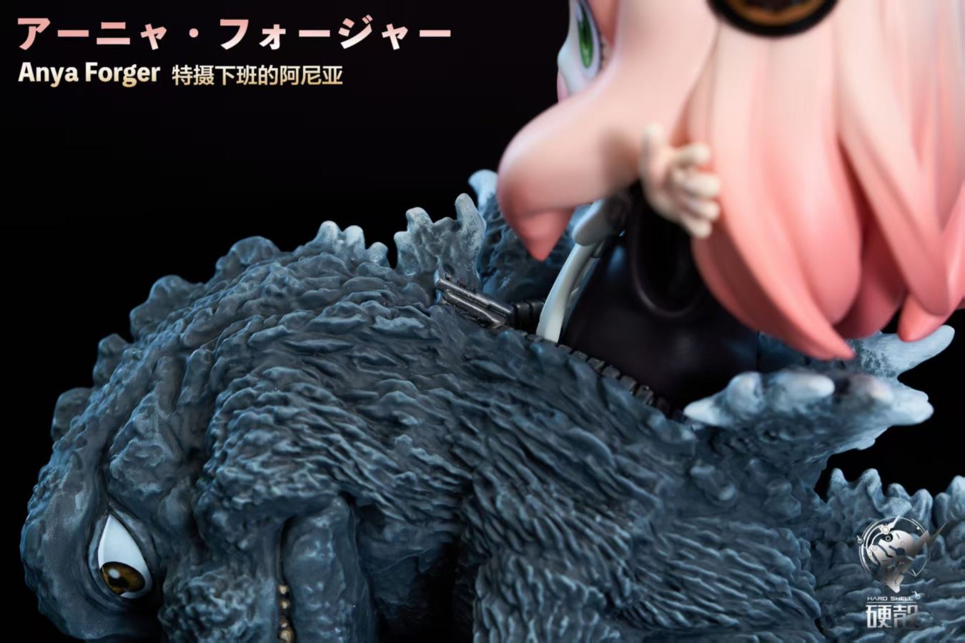 Anya & Pikachu cosplay Godzilla