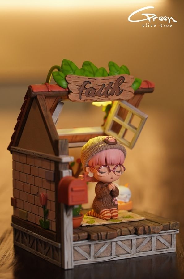 Girl Phoebe Praying for You