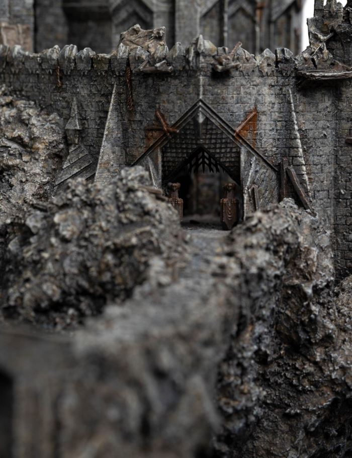 The Lord of the Rings - Cirith Ungol Scene Statue