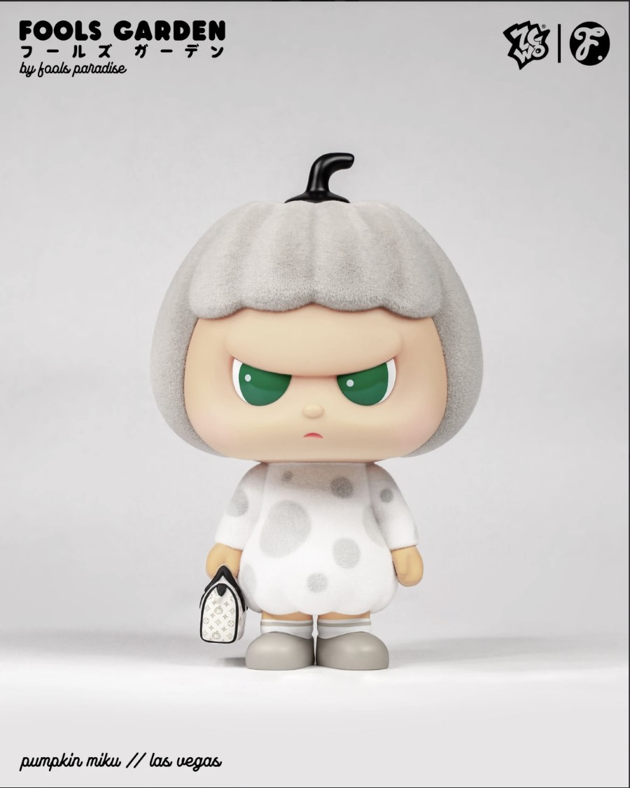 Flocked Gray and White Pumpkin Miku // Las Vegas