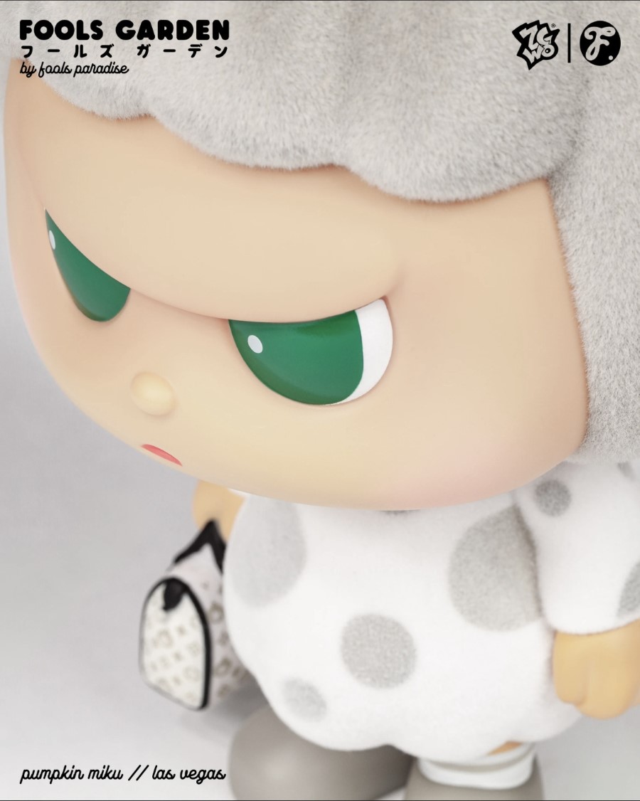 Flocked Gray and White Pumpkin Miku // Las Vegas