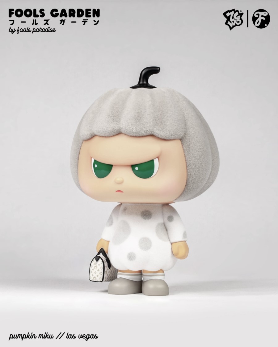 Flocked Gray and White Pumpkin Miku // Las Vegas