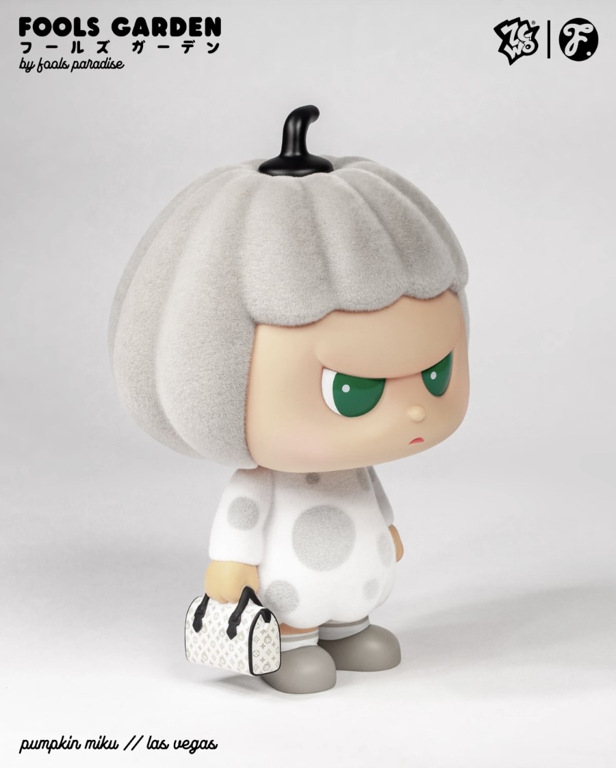Flocked Gray and White Pumpkin Miku // Las Vegas