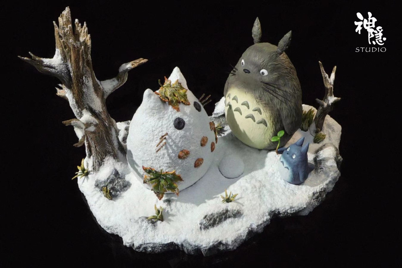 Totoro play in the snowfield