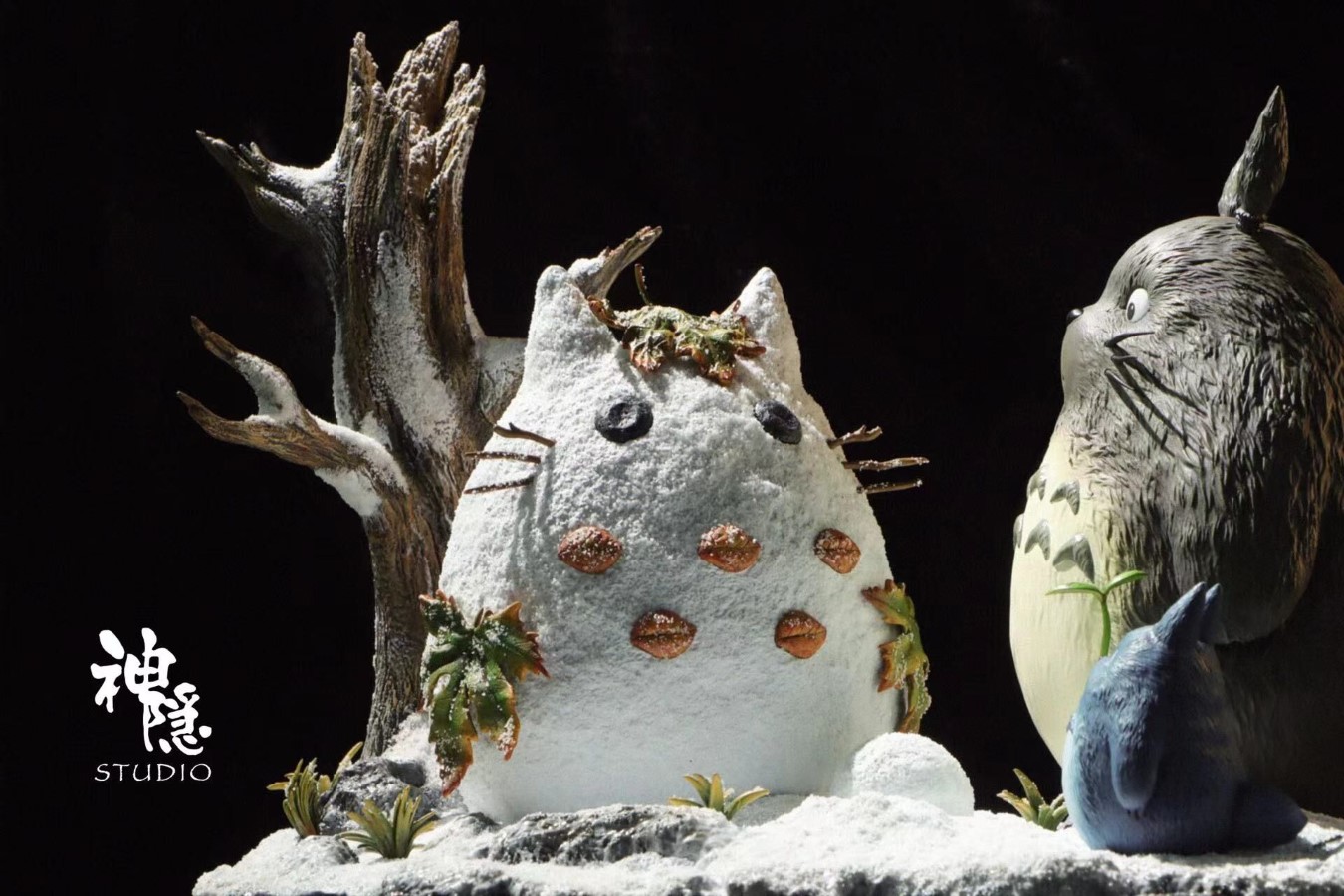 Totoro play in the snowfield