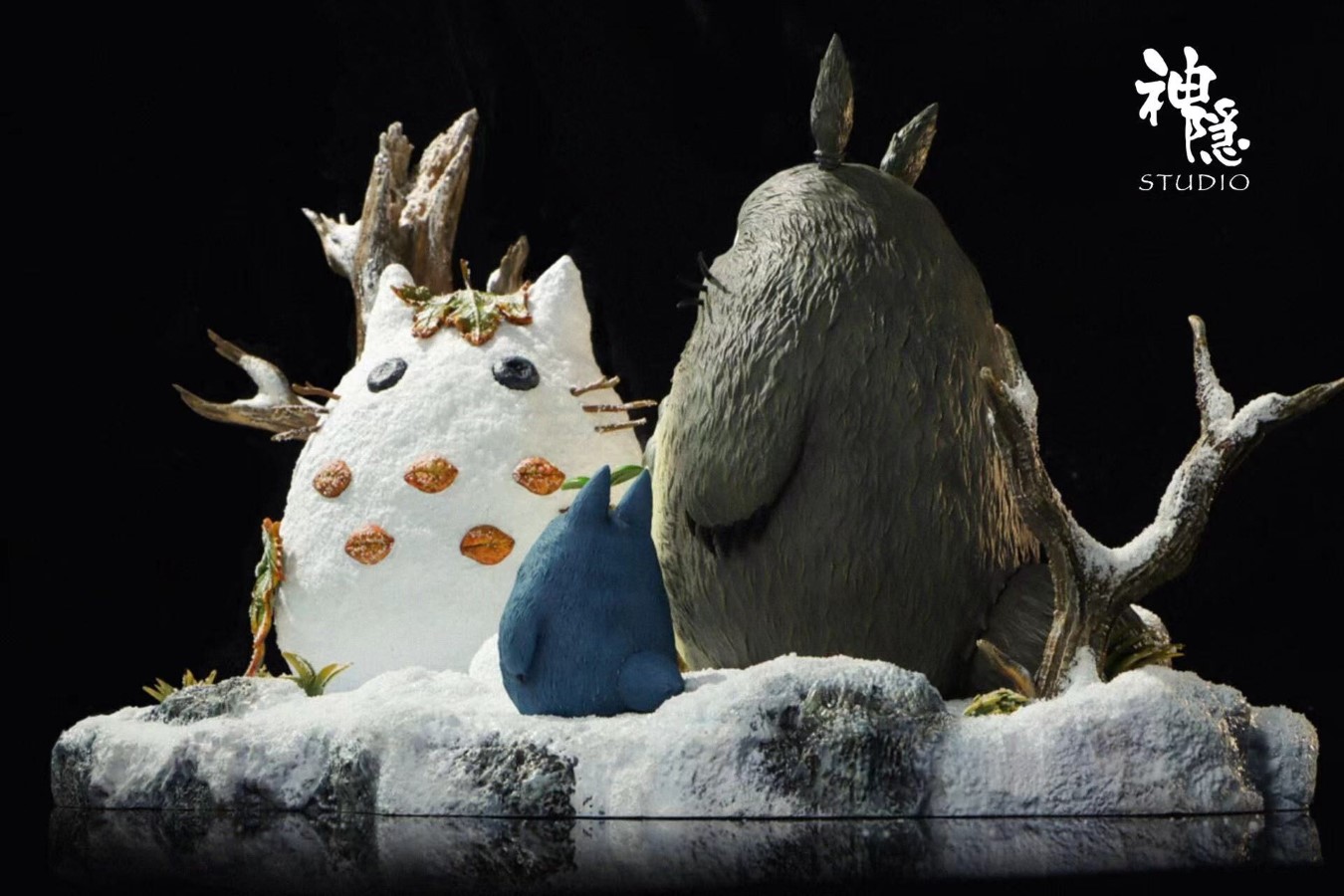 Totoro play in the snowfield