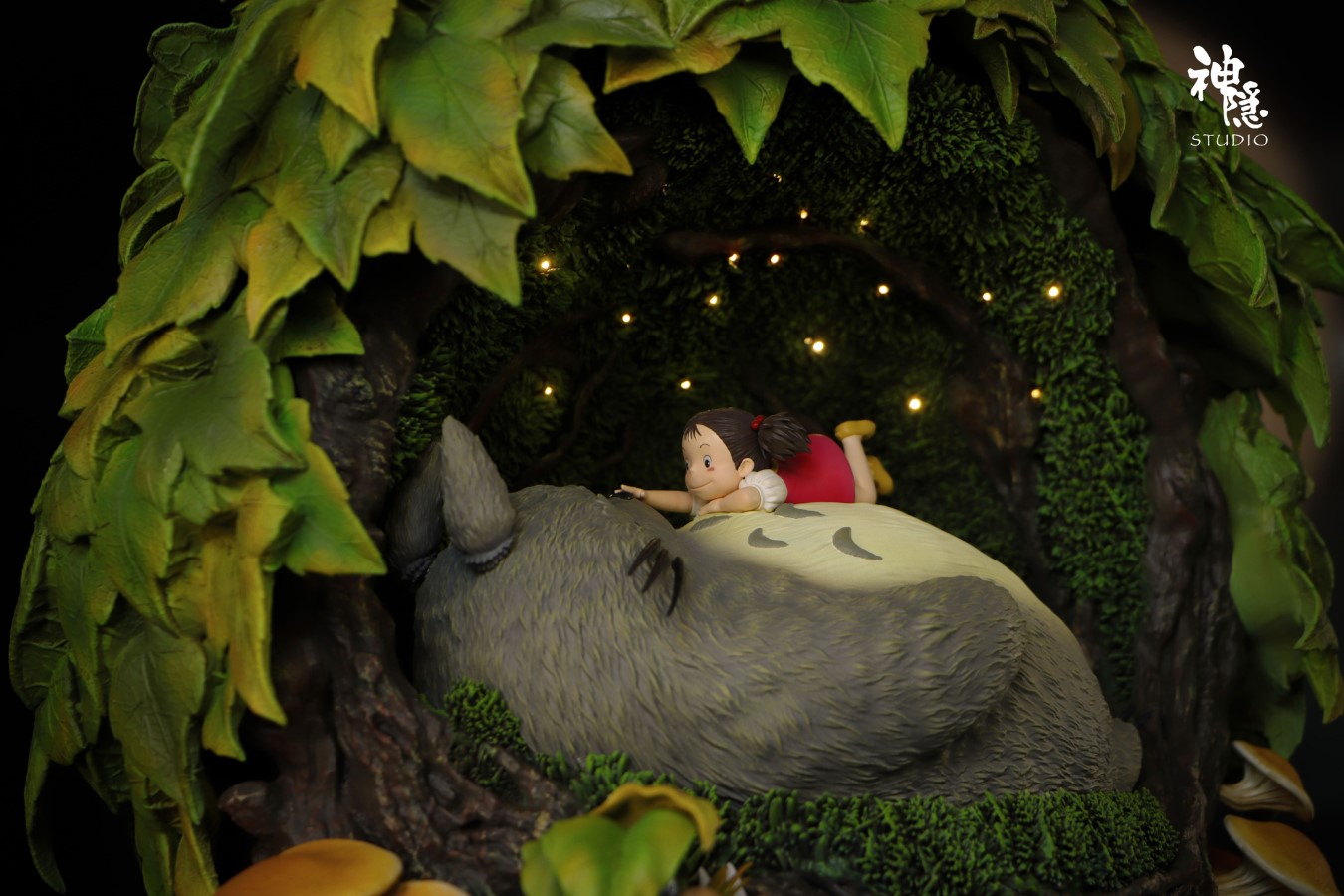 Totoro rest in the tree hole