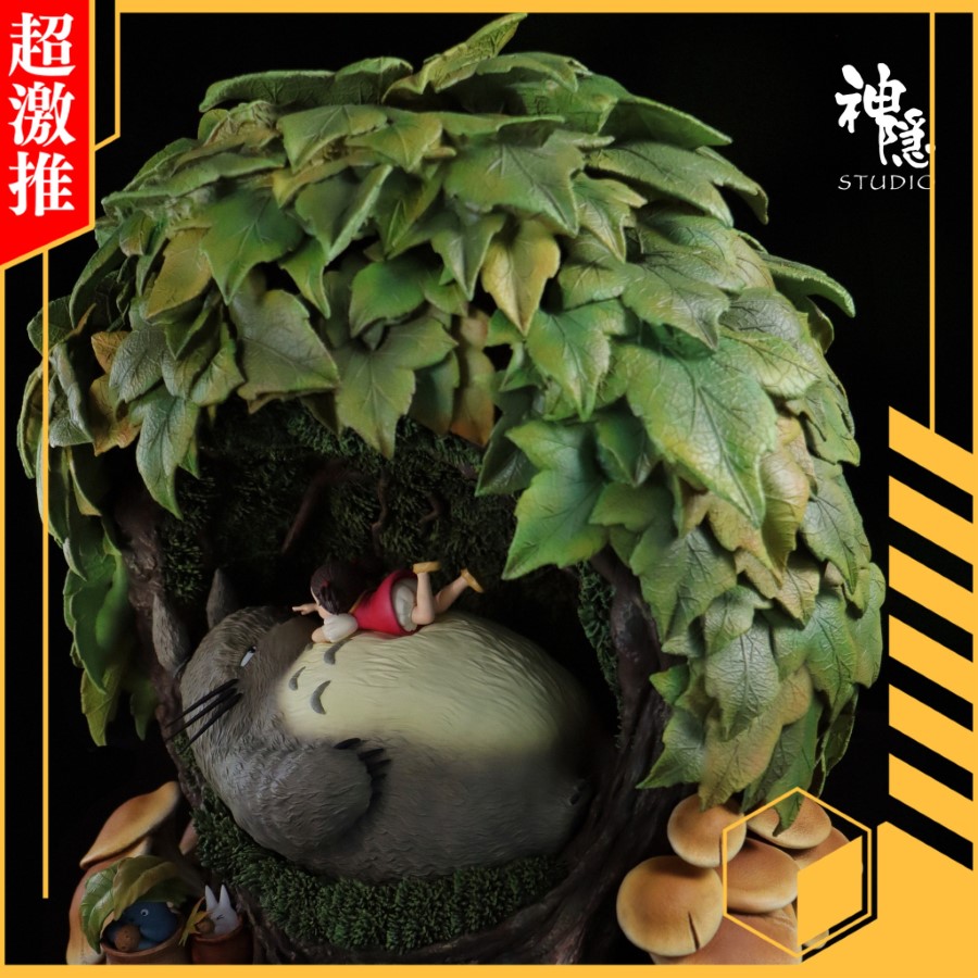 Totoro rest in the tree hole
