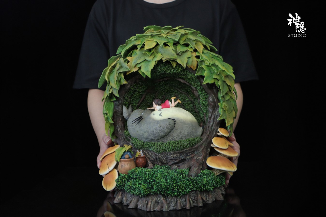 Totoro rest in the tree hole