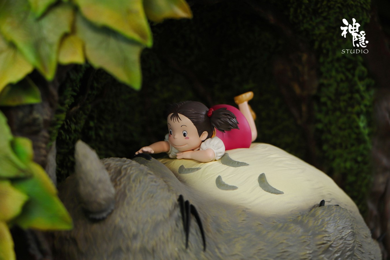 Totoro rest in the tree hole