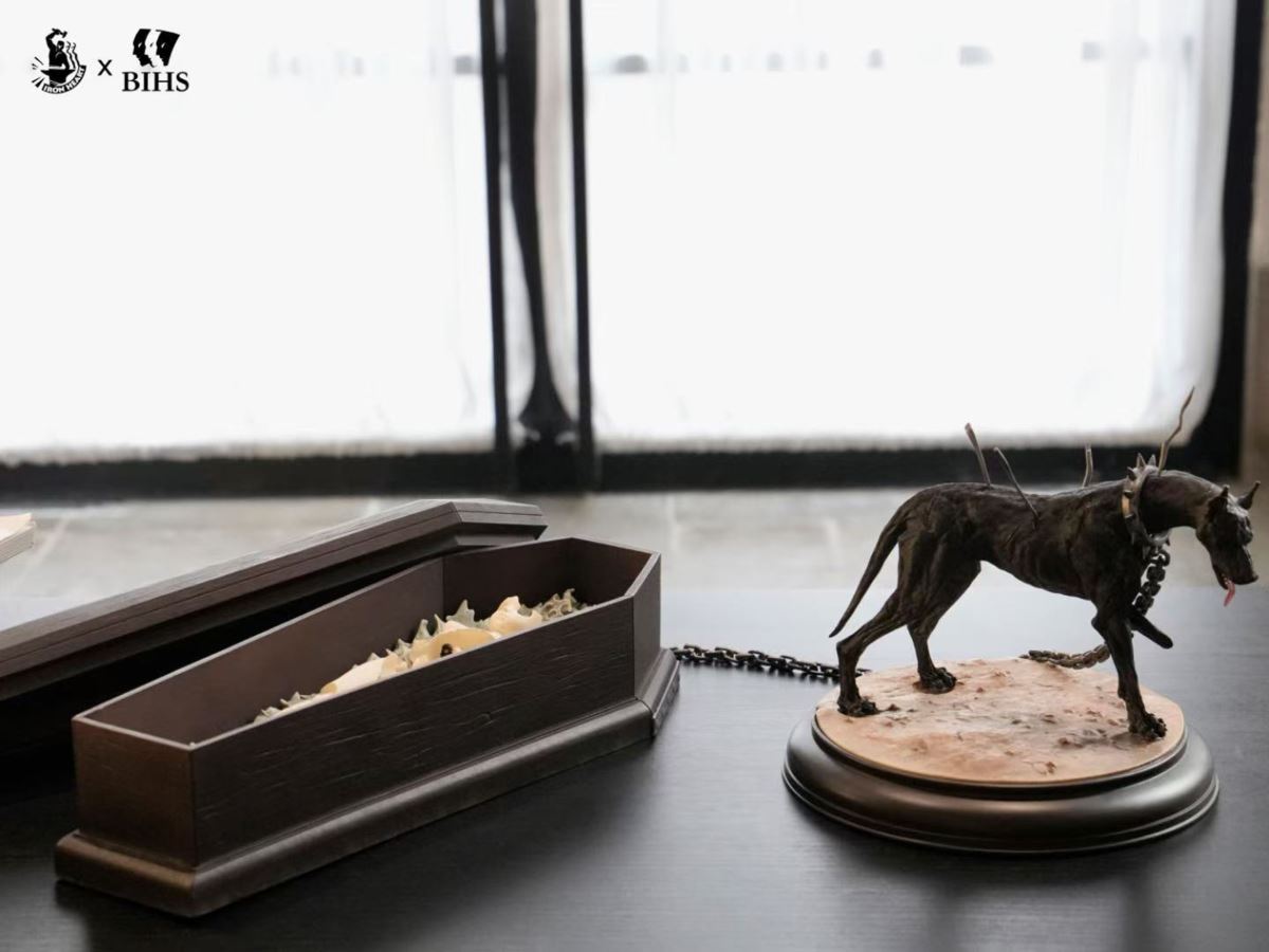 Berserk Black dog pulling coffin of Casca