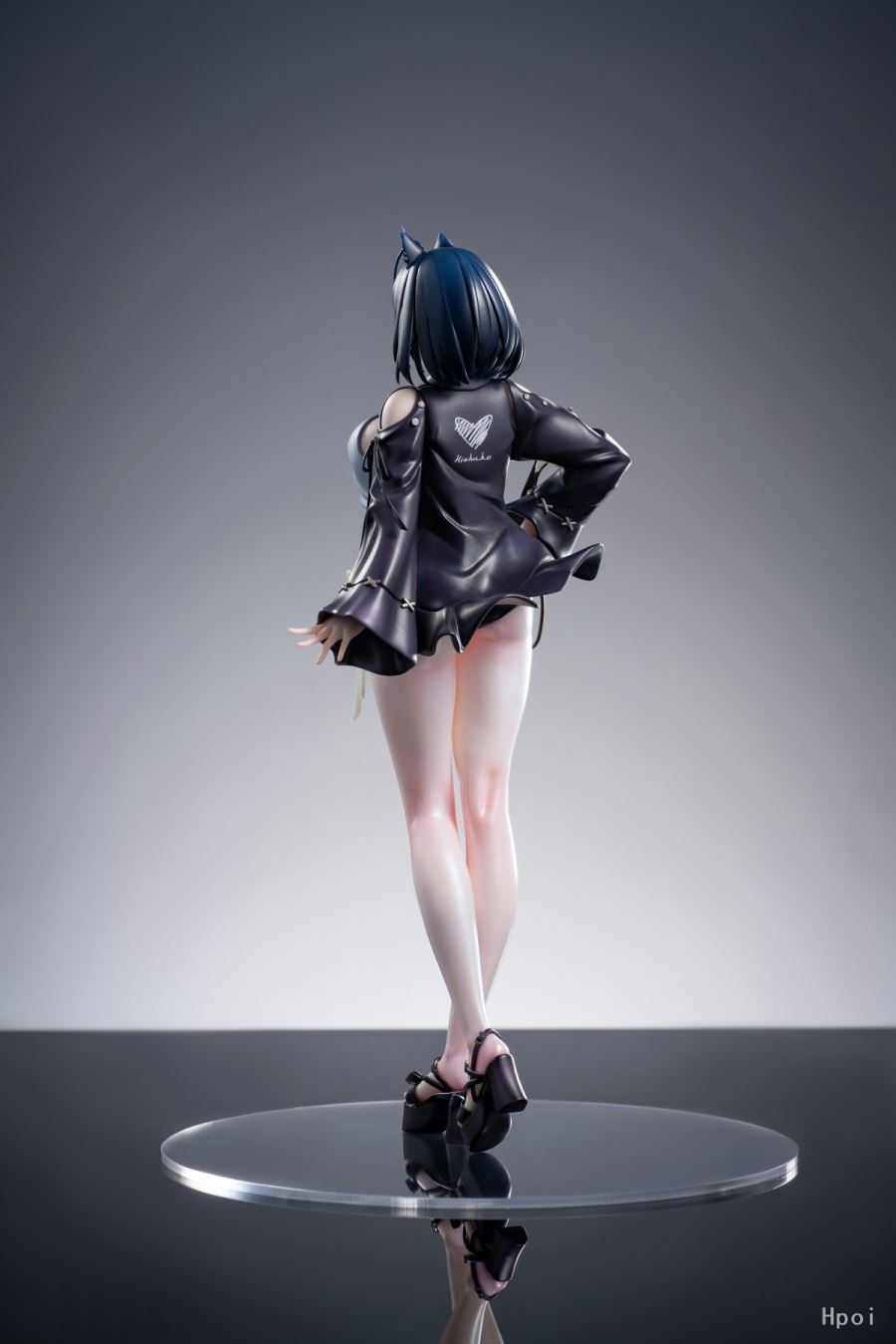 Heichazi is having trouble choosing stockings in a fitting room illustrated by dK.senie 1/6