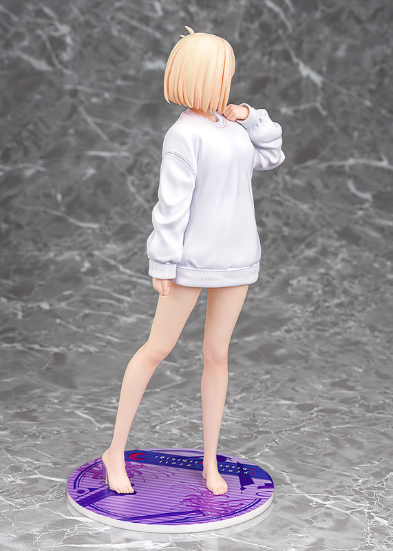 Lycoris Recoil Chisato Nishikigi: Oversized Sweatshirt Ver. 1/7