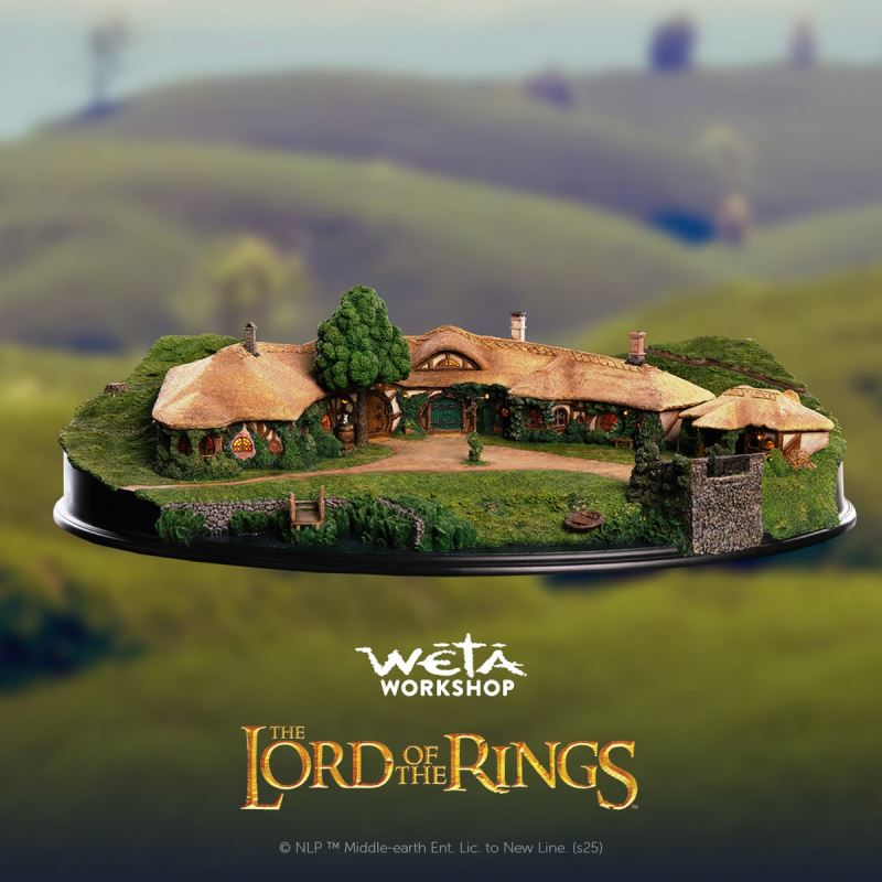 The Lord of the Rings - The Green Dragon Inn Scene Statue