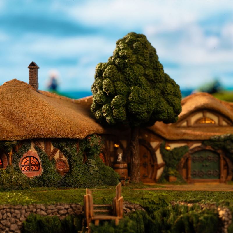 The Lord of the Rings - The Green Dragon Inn Scene Statue