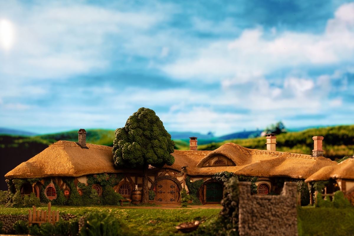 The Lord of the Rings - The Green Dragon Inn Scene Statue