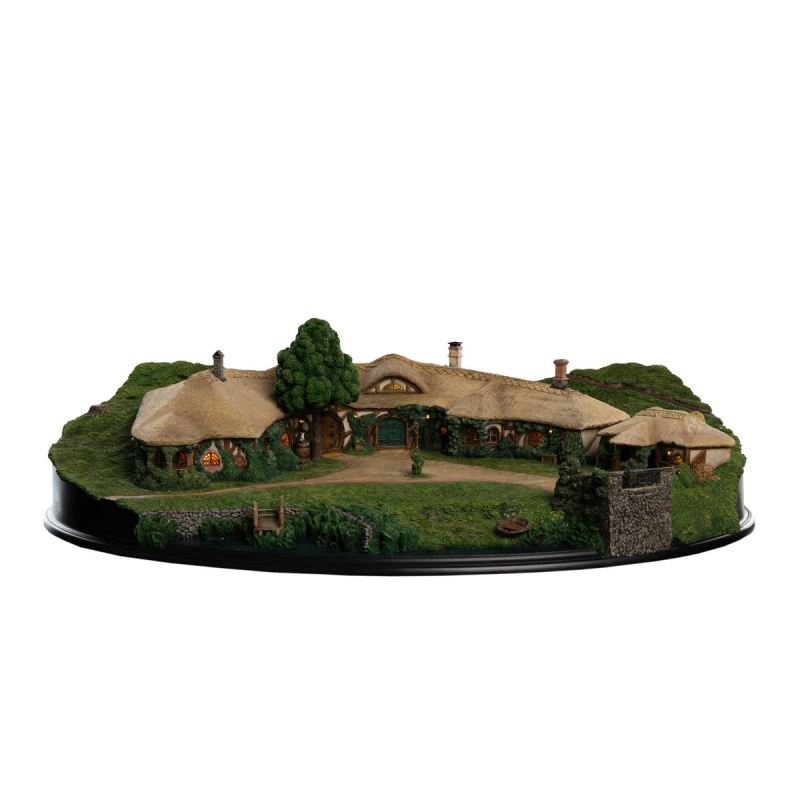 The Lord of the Rings - The Green Dragon Inn Scene Statue