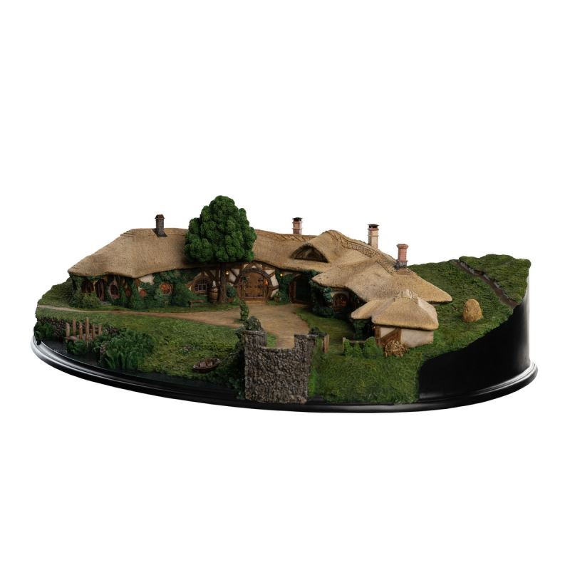 The Lord of the Rings - The Green Dragon Inn Scene Statue