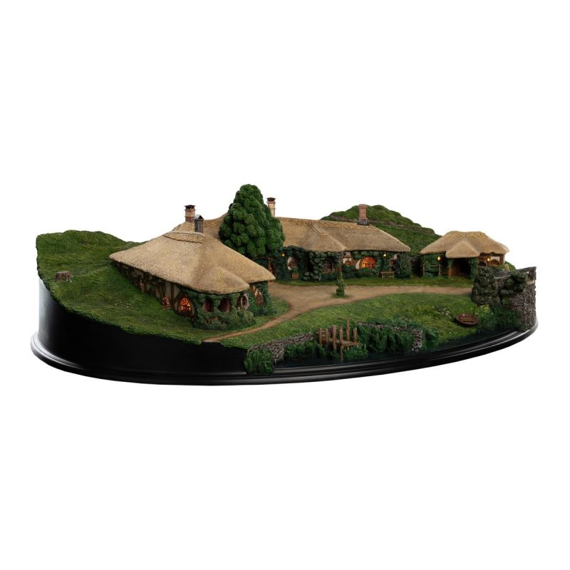 The Lord of the Rings - The Green Dragon Inn Scene Statue