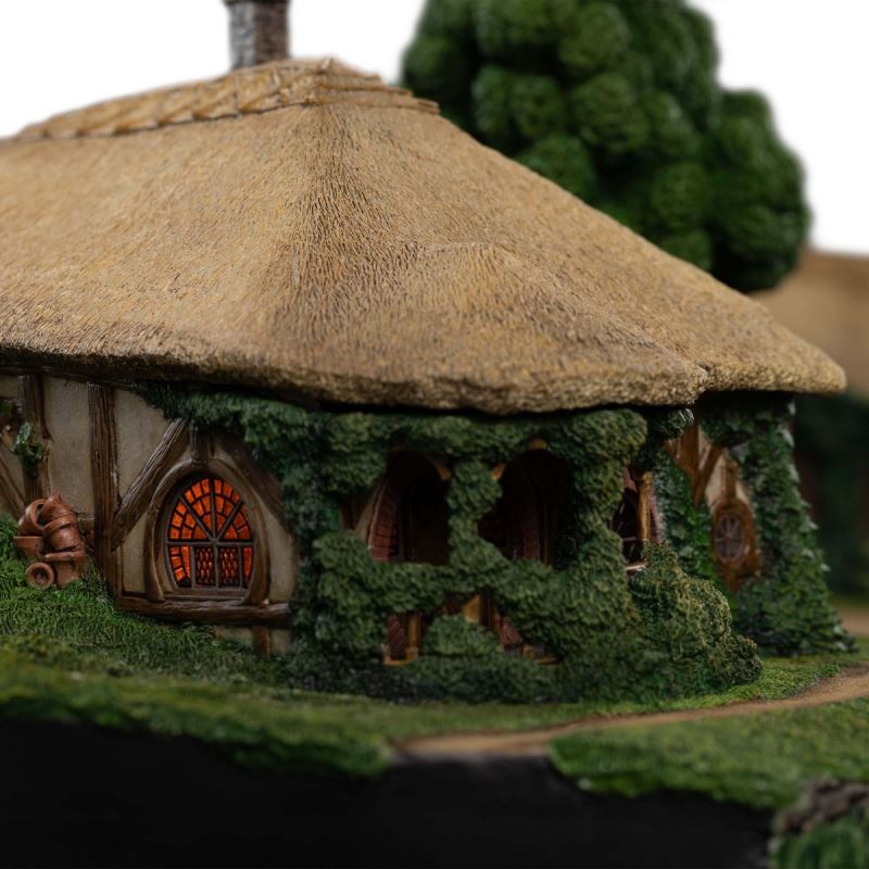 The Lord of the Rings - The Green Dragon Inn Scene Statue