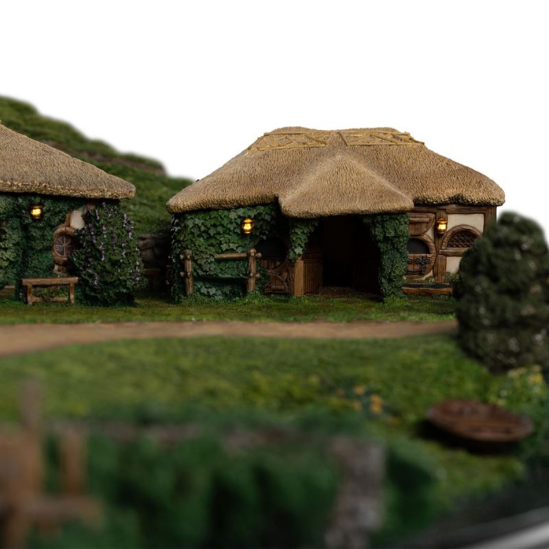 The Lord of the Rings - The Green Dragon Inn Scene Statue