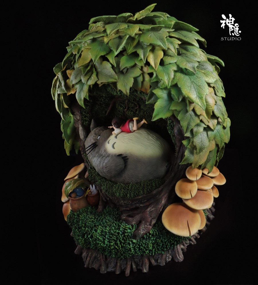 Totoro rest in the tree hole