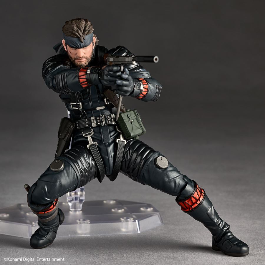 Revoltech Metal Gear Solid: Solid Snake Sneaking Suit