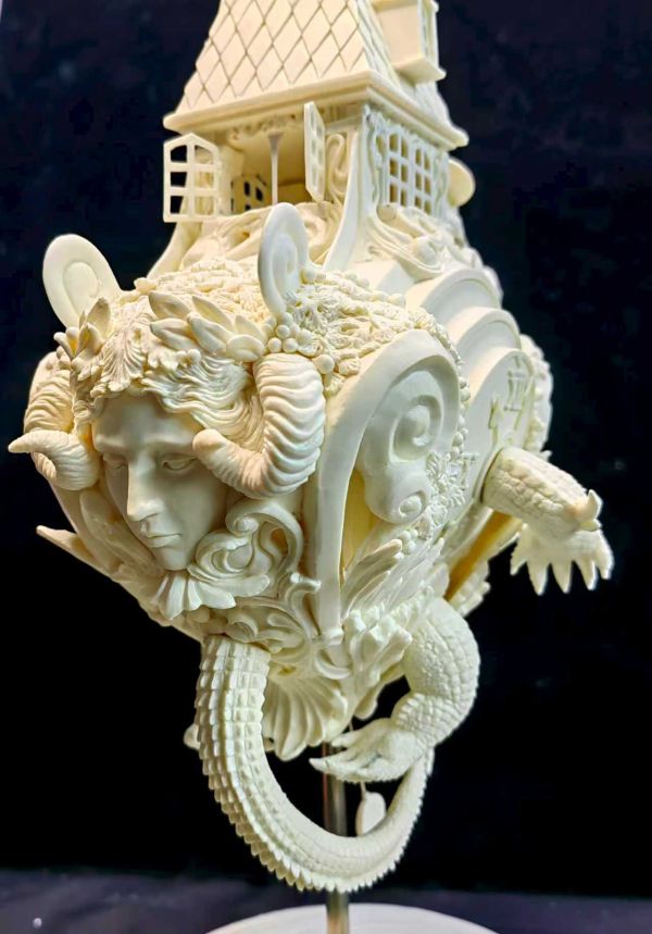 Clock Alligator White Model