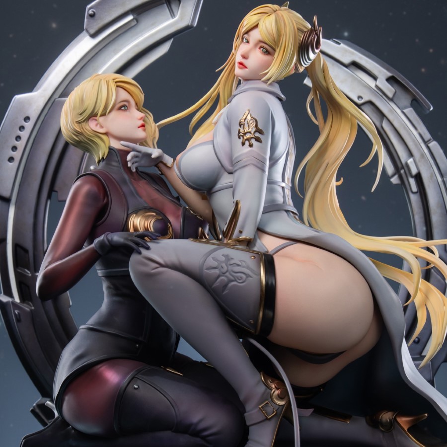 Blonde Mature Woman Commander - NieR: Automata