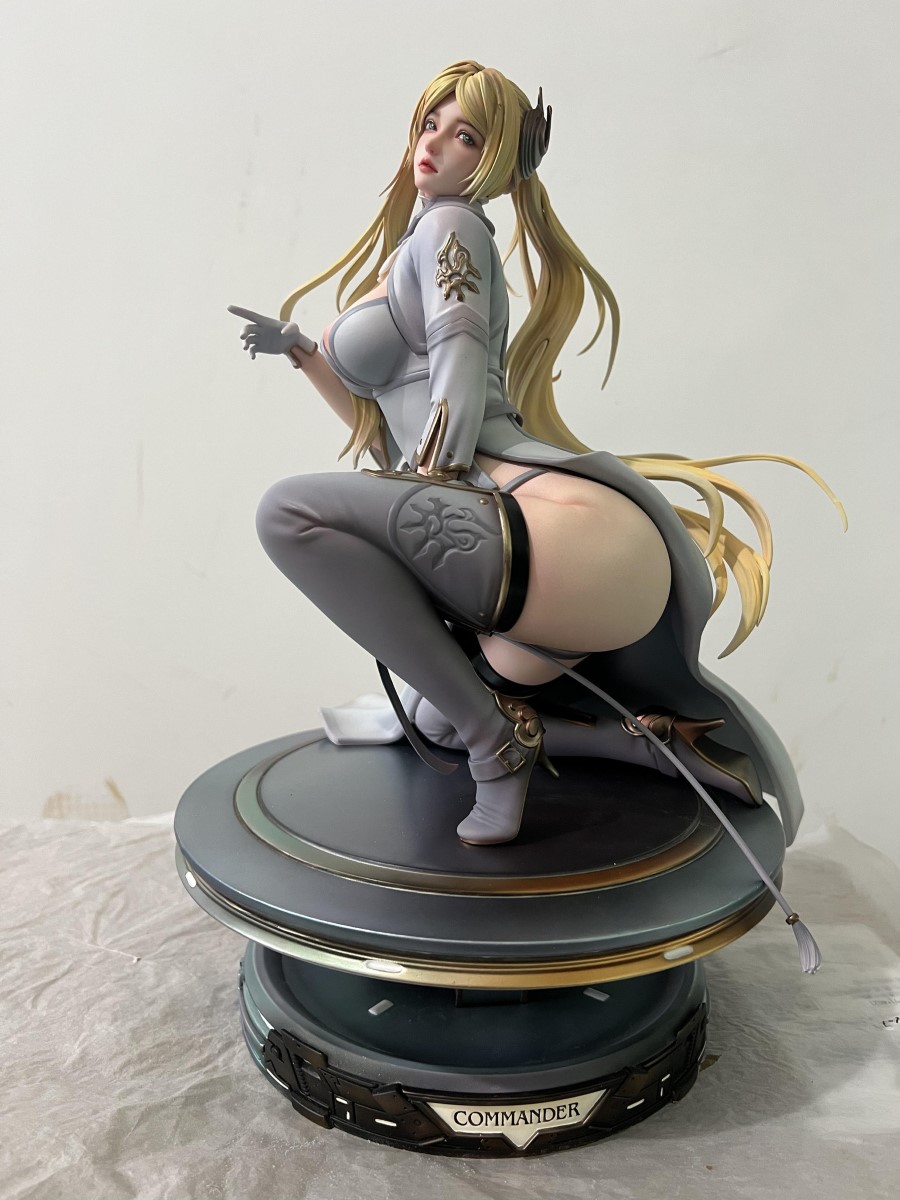 Blonde Mature Woman Commander - NieR: Automata