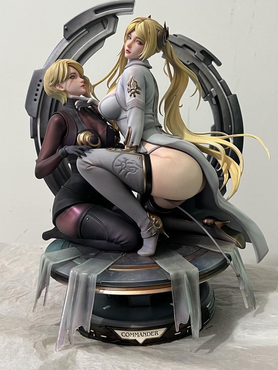 Blonde Mature Woman Commander - NieR: Automata