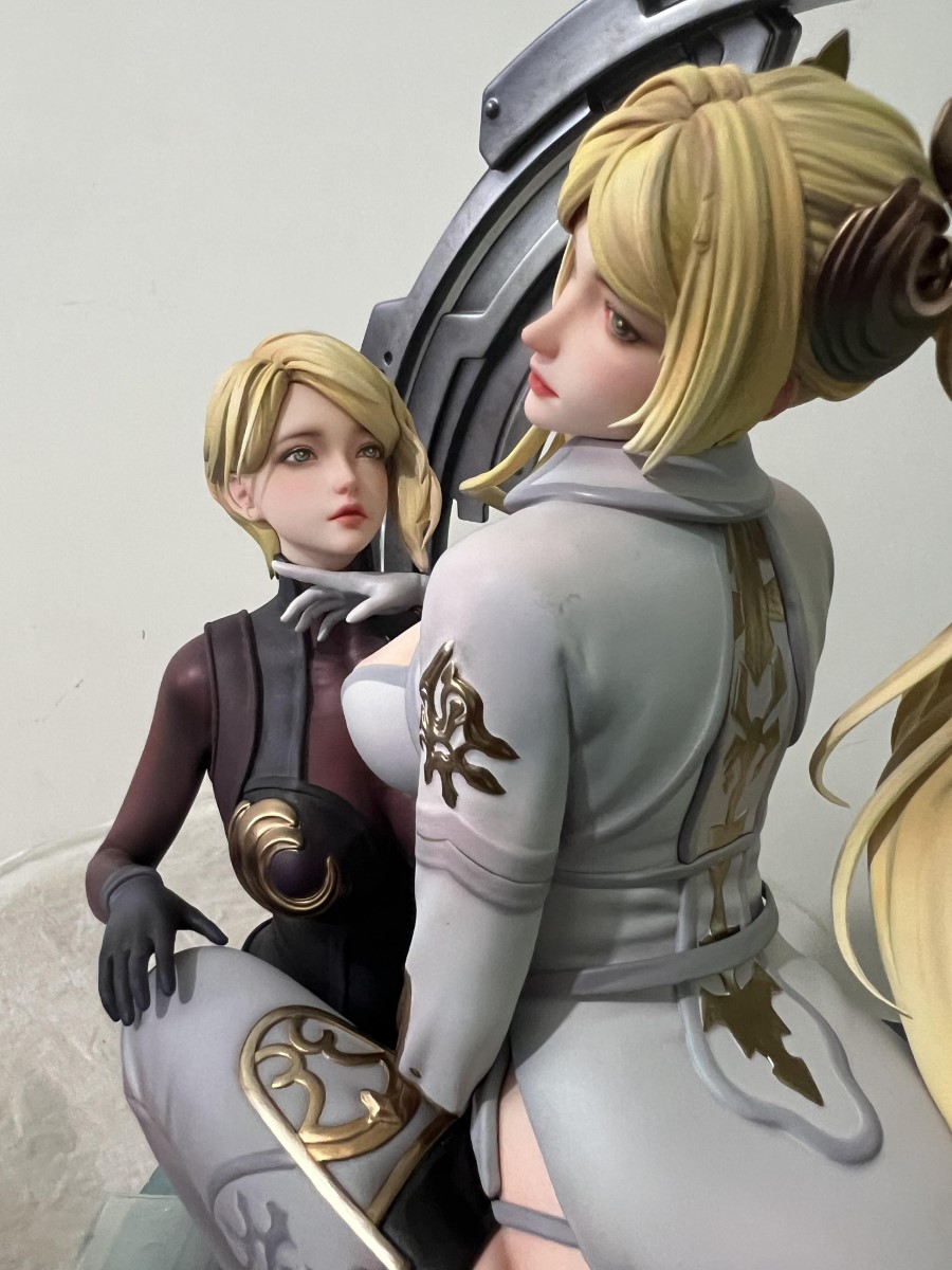 Blonde Mature Woman Commander - NieR: Automata