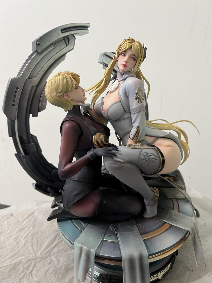Blonde Mature Woman Commander - NieR: Automata