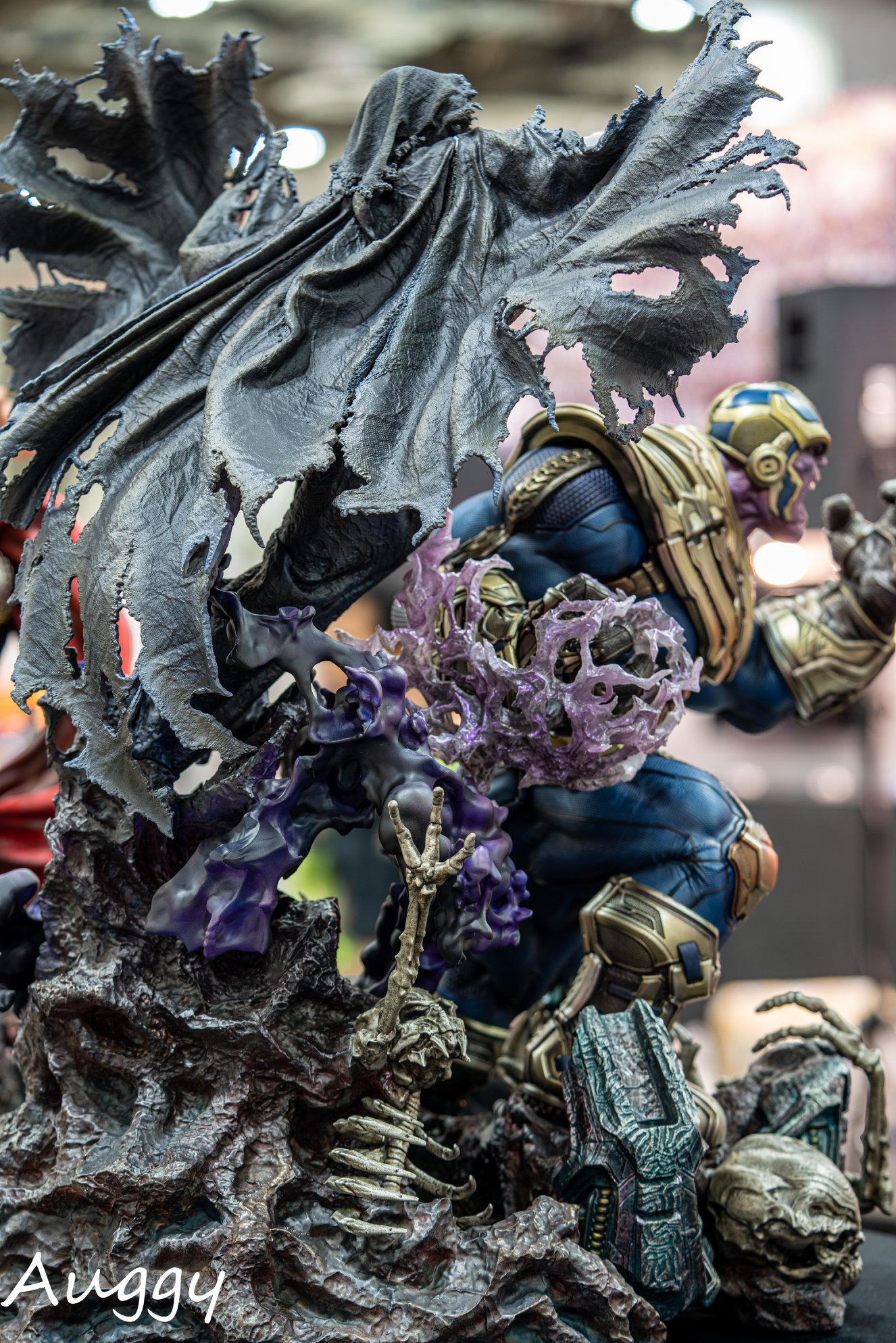 ภาพถ่าย Thanos & Lady Death statue งานปั้นใหม่ของ XM Studios จากงาน 2019SGCC