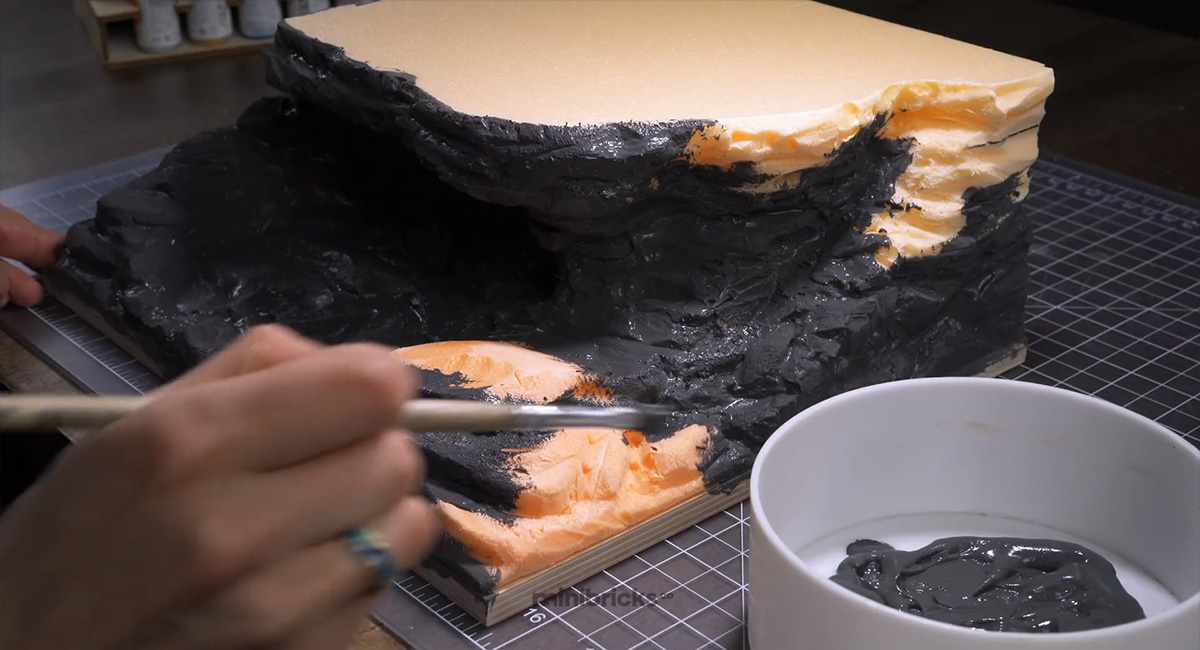 ชมขั้นตอนการสร้างไดโอรามาสวย ๆ Two-Headed Scorpion Guards an old palace