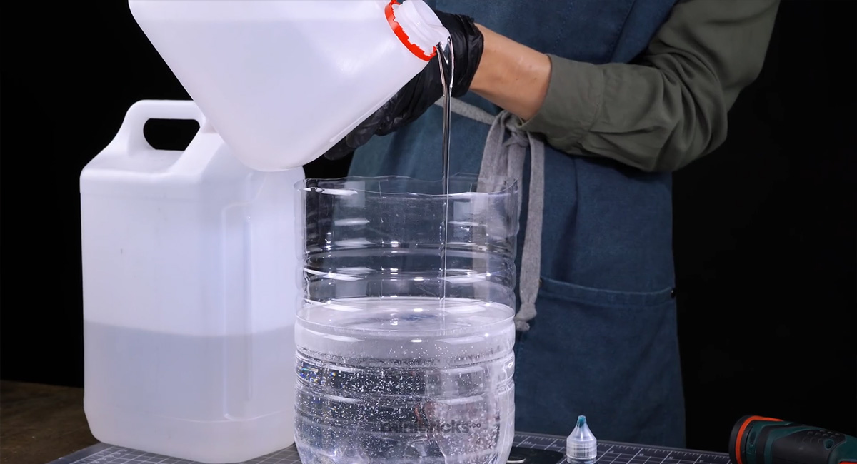 ชมขั้นตอนการสร้างไดโอรามาสวย ๆ Two-Headed Scorpion Guards an old palace