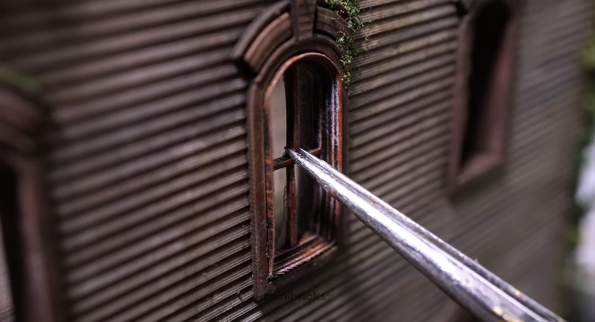 ชมขั้นตอนการสร้างไดโอรามาสวย ๆ Two-Headed Scorpion Guards an old palace