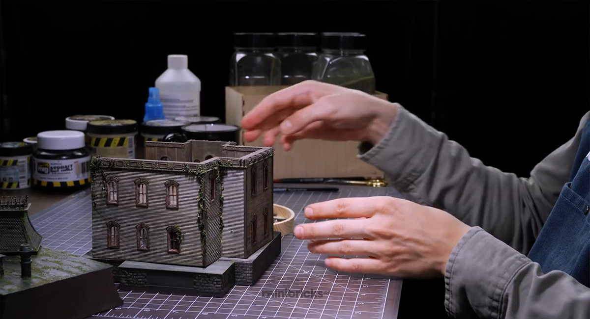 ชมขั้นตอนการสร้างไดโอรามาสวย ๆ Two-Headed Scorpion Guards an old palace