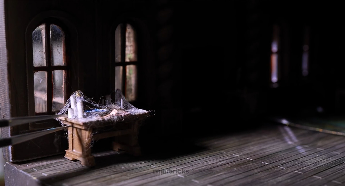 ชมขั้นตอนการสร้างไดโอรามาสวย ๆ Two-Headed Scorpion Guards an old palace