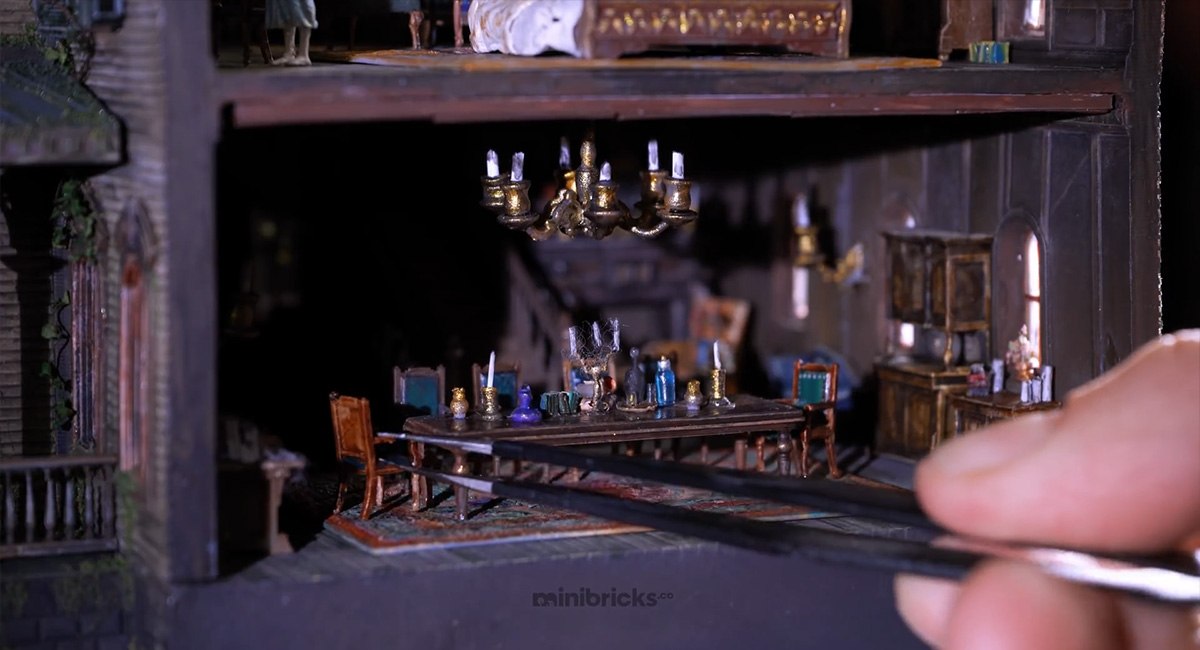 ชมขั้นตอนการสร้างไดโอรามาสวย ๆ Two-Headed Scorpion Guards an old palace