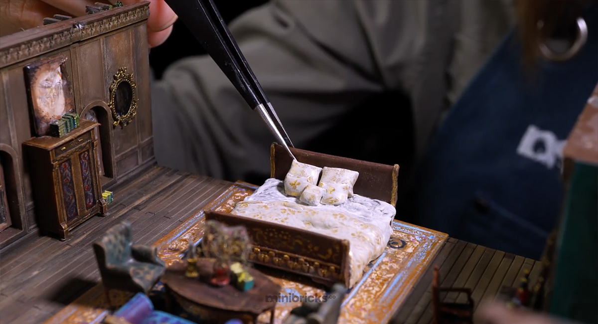 ชมขั้นตอนการสร้างไดโอรามาสวย ๆ Two-Headed Scorpion Guards an old palace