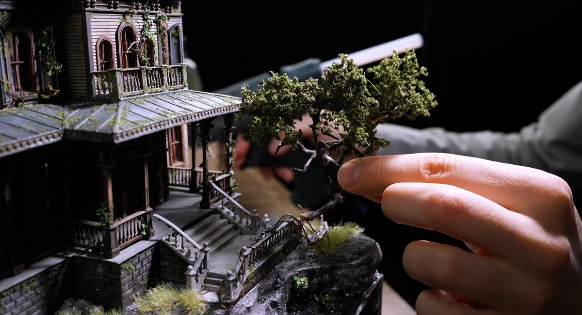 ชมขั้นตอนการสร้างไดโอรามาสวย ๆ Two-Headed Scorpion Guards an old palace