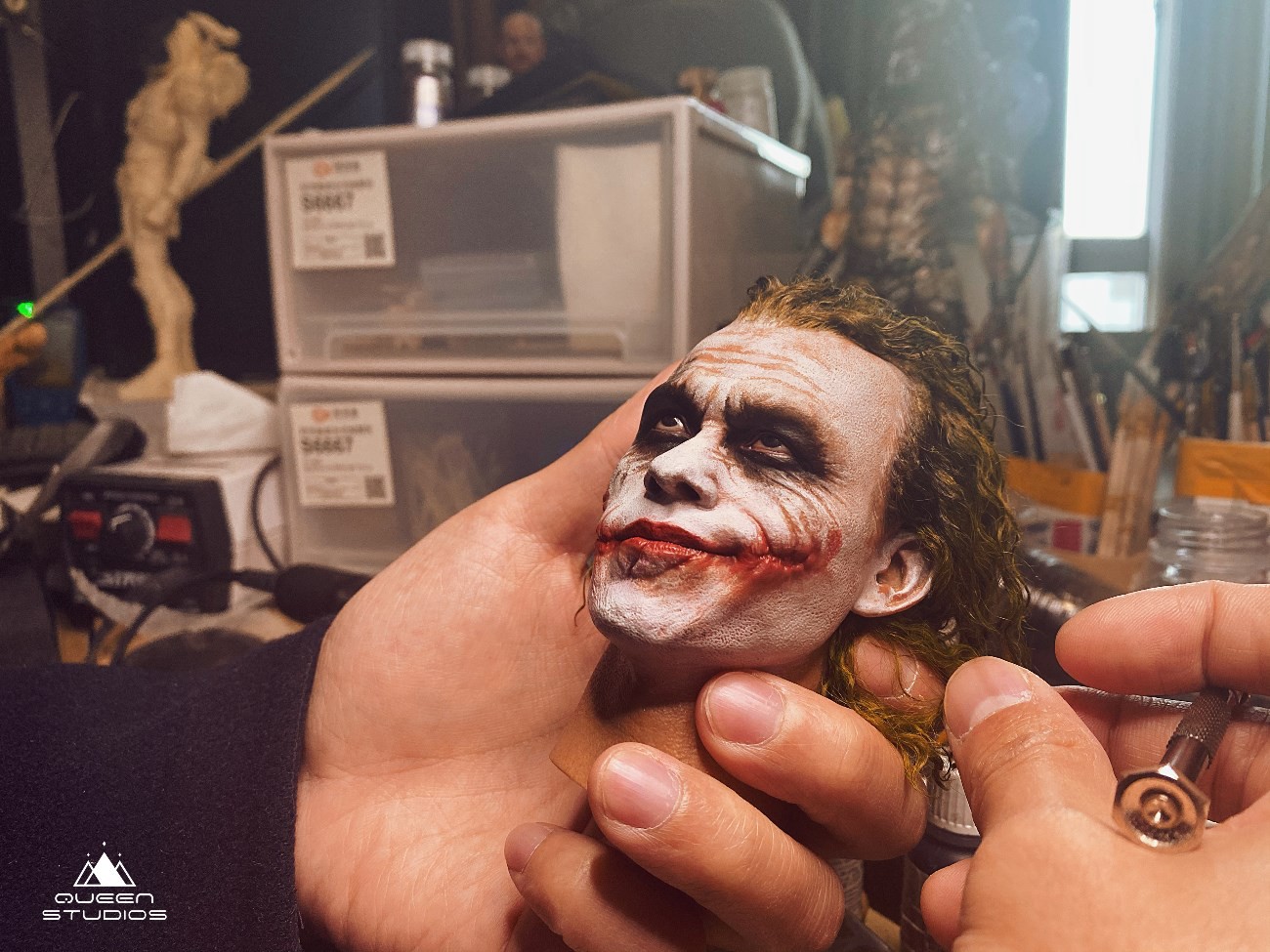 Queen Studio ปล่อยภาพเบื้องหลังงานปั้น Joker และ Captain Marvel